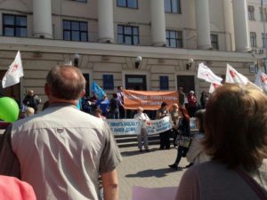 Драки, автобусы и бомжи: как в Запорожье проходит скандальный митинг-протест – ФОТО, ВИДЕО