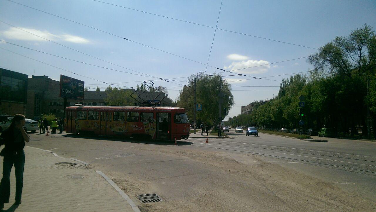 В центре Запорожья легковушка врезалась в трамвай и скрылась с места ДТП - ФОТО