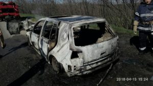 В Запорожской области на трассе загорелся автомобиль Volkswagen Golf - ФОТО