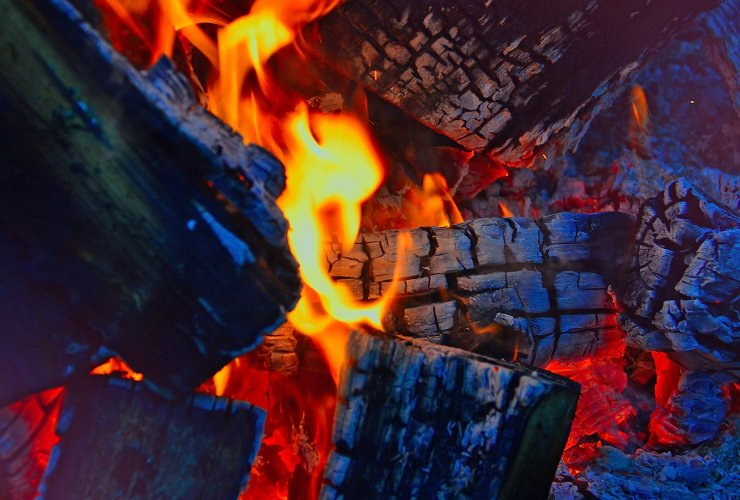 В спальном районе Запорожья на частном подворье сгорел сарай с дровами