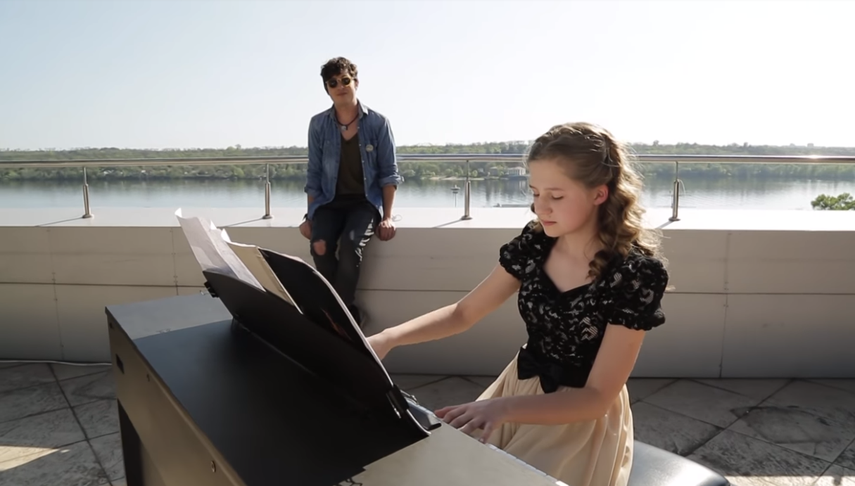Pianoбой и юная запорожская пианистка сыграли дуэтом на крыше отеля - ВИДЕО