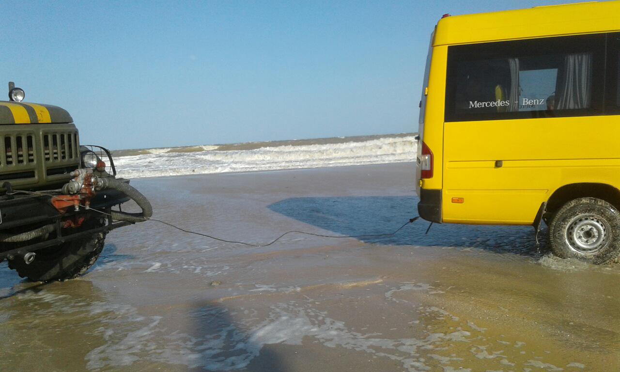 На базе отдыха из-за погодных условий возникло затопление и на берегу застрял автобус и 11 автомобилей с людьми – ФОТО