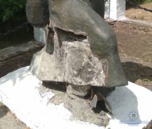 В Запорожской области вандал раскурочил памятник воинам Второй мировой - ФОТО
