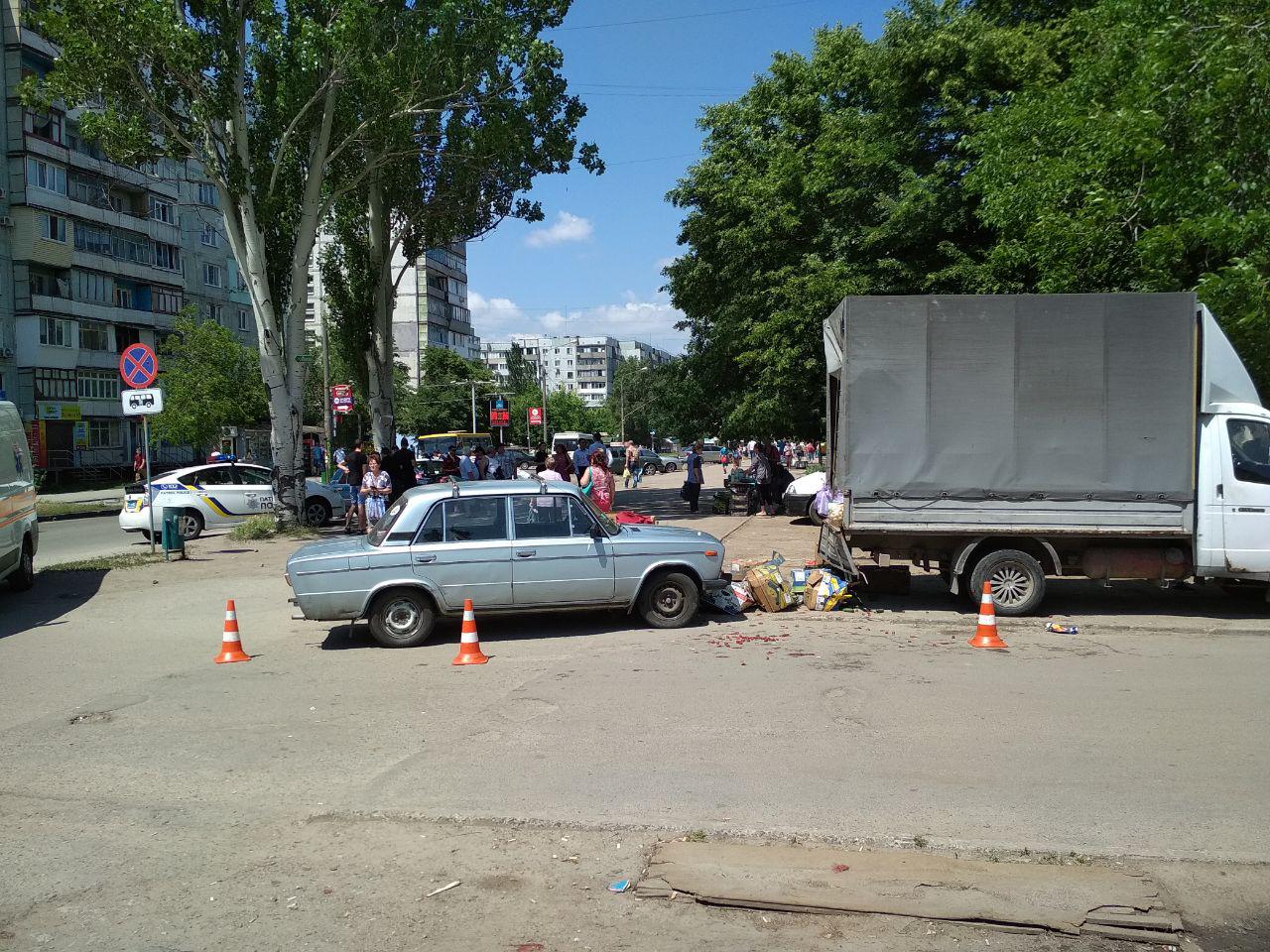 В Запорожье пьяный водитель влетел в толпу на стихийном рынке: есть пострадавшие - ФОТО