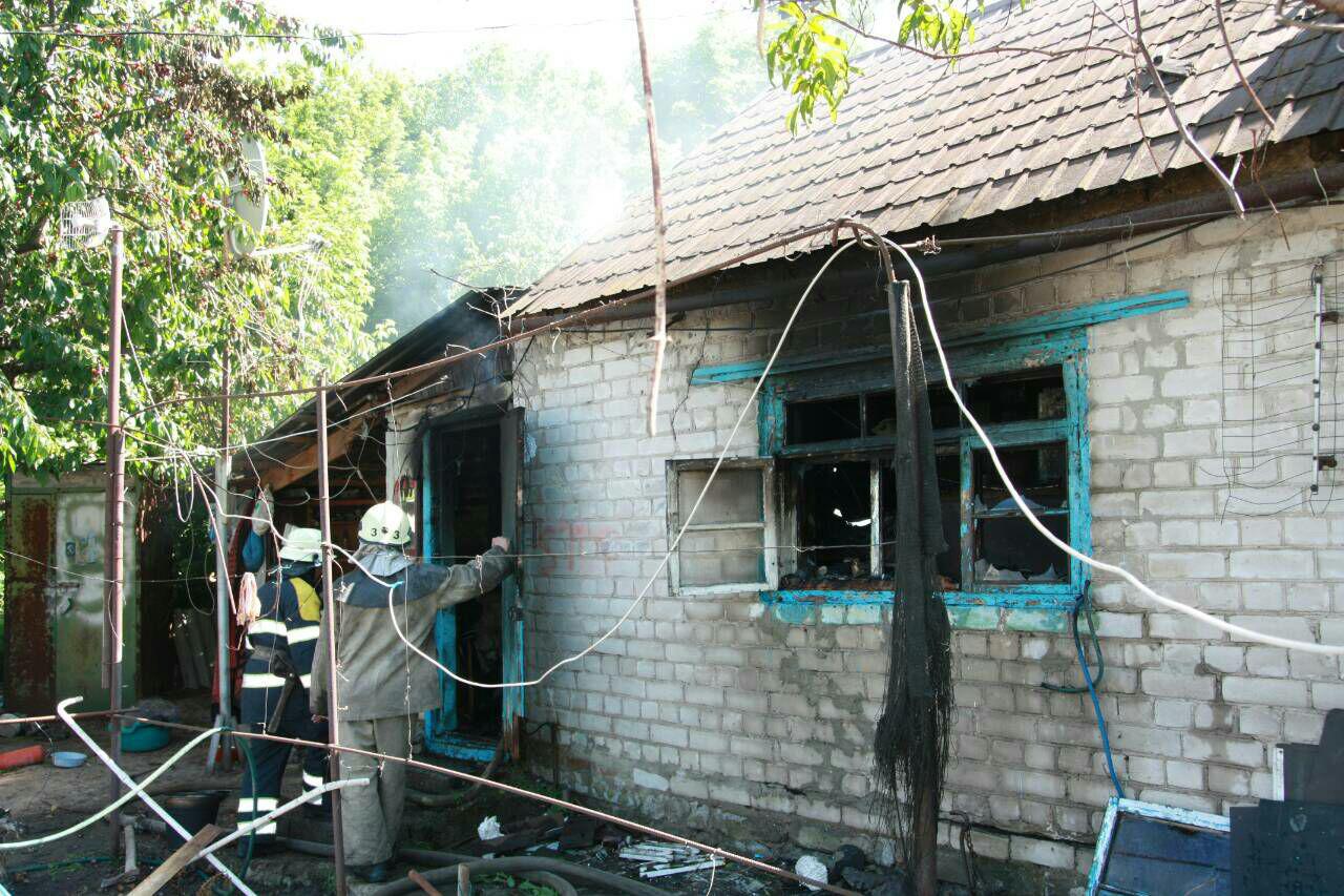 В Запорожье на Хортице сгорел жилой дом - ФОТО