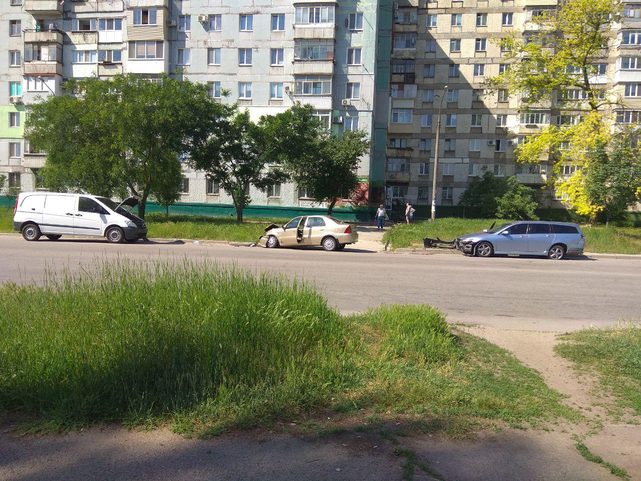В Запорожье водитель легковушки протаранил припаркованные иномарки - ФОТО
