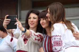 Запорожские депутаты, чиновники, полицейские и пожарники присоединились к Всемирному дню вышиванки - ФОТО