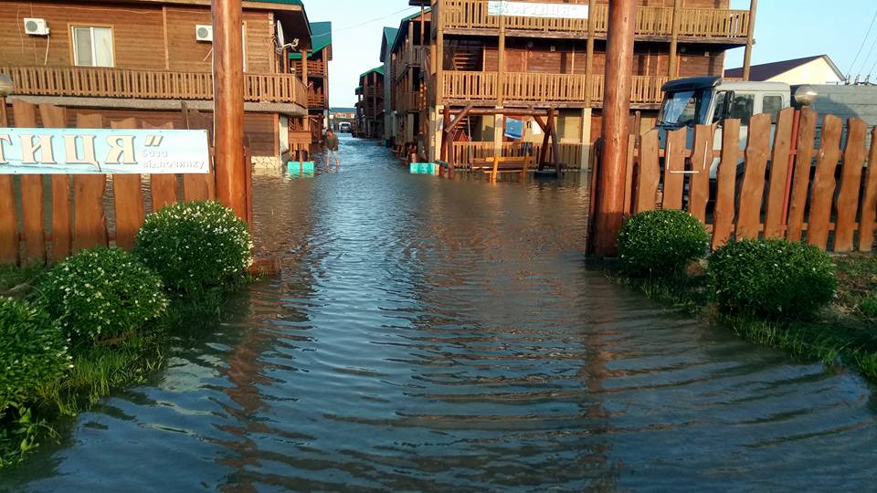 Улицы и базы отдыха под водой: в Запорожской области затопило популярный курорт - ФОТО, ВИДЕО