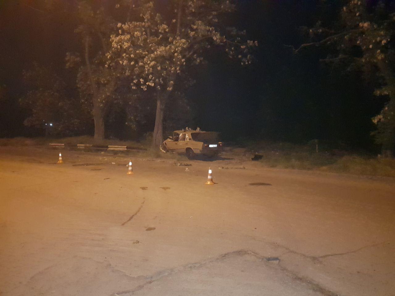 В Запорожье пьяный водитель влетел в дерево: есть пострадавшие - ФОТО