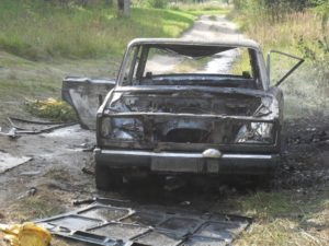 В Запорожском районе 27 спасателей тушили огонь в гараже, где пылал автомобиль