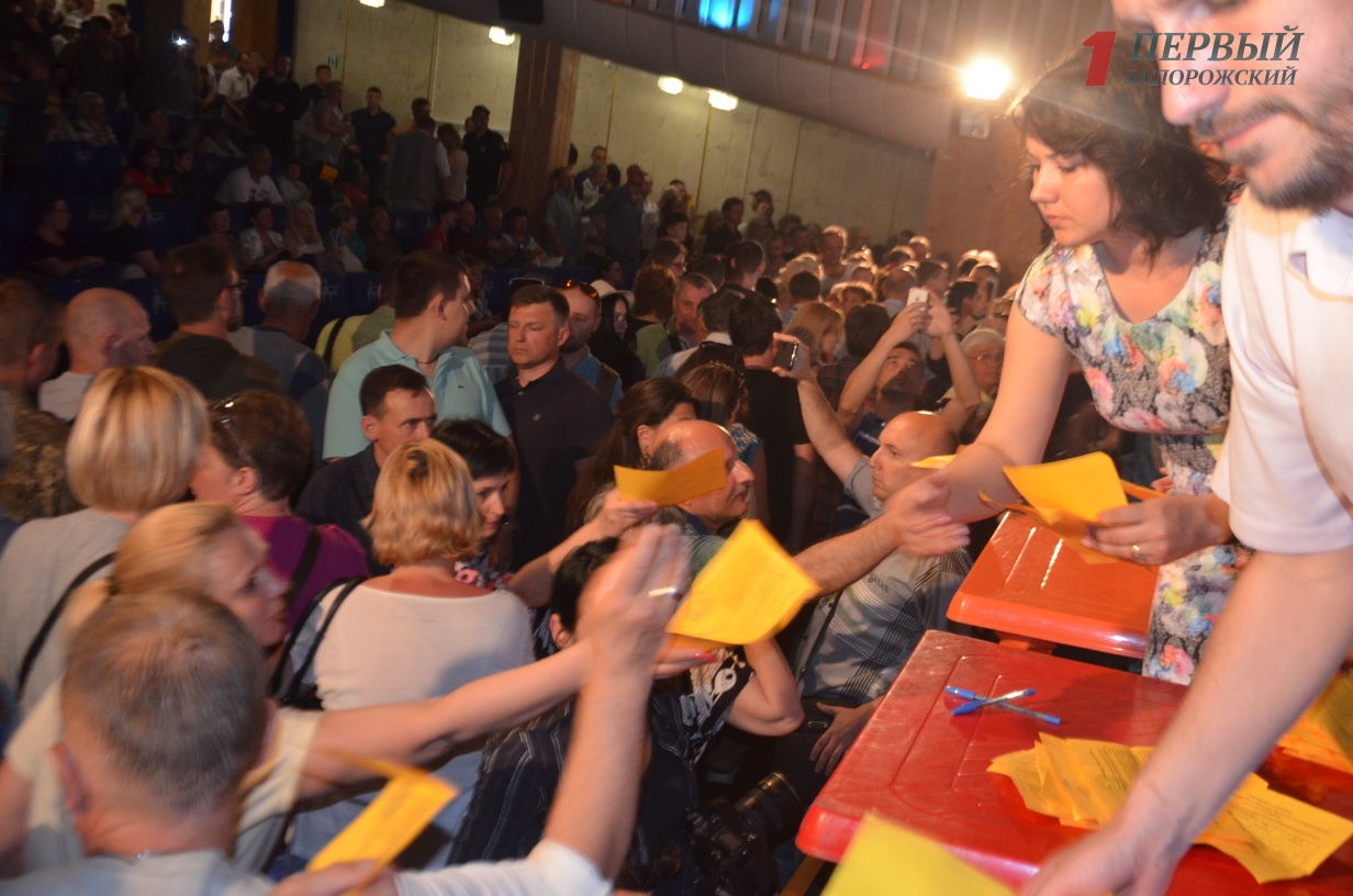 Сотни запорожцев пришли на общественные слушания, посвященные строительству ТЦ Кальцевым - ФОТО, ВИДЕО