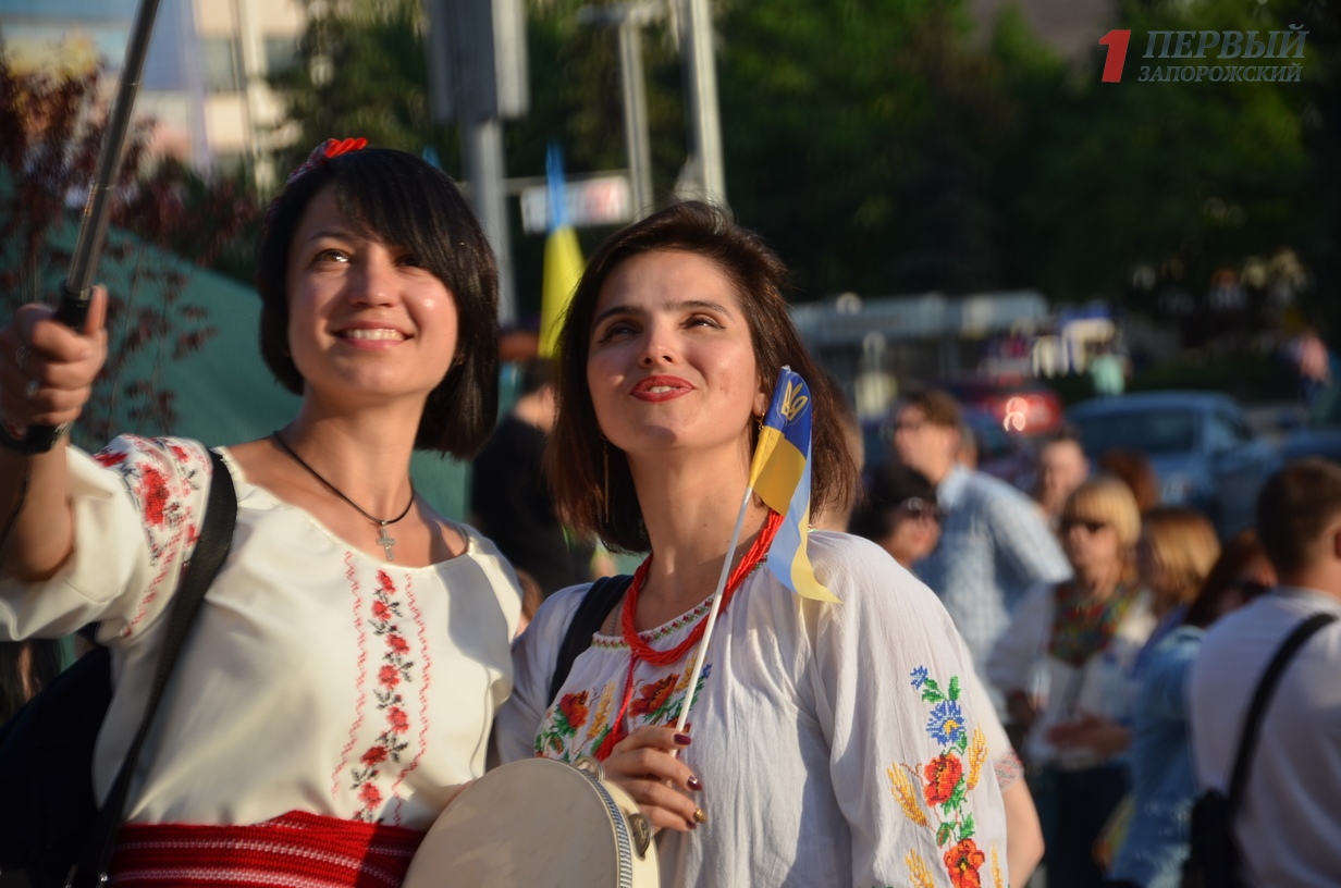 Сотни запорожцев прошлись в вышиванках на центральном проспекте города – ФОТО