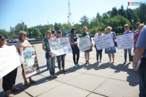 Под стенами Запорожского областного совета митингуют педагоги и родители интерната - ФОТО
