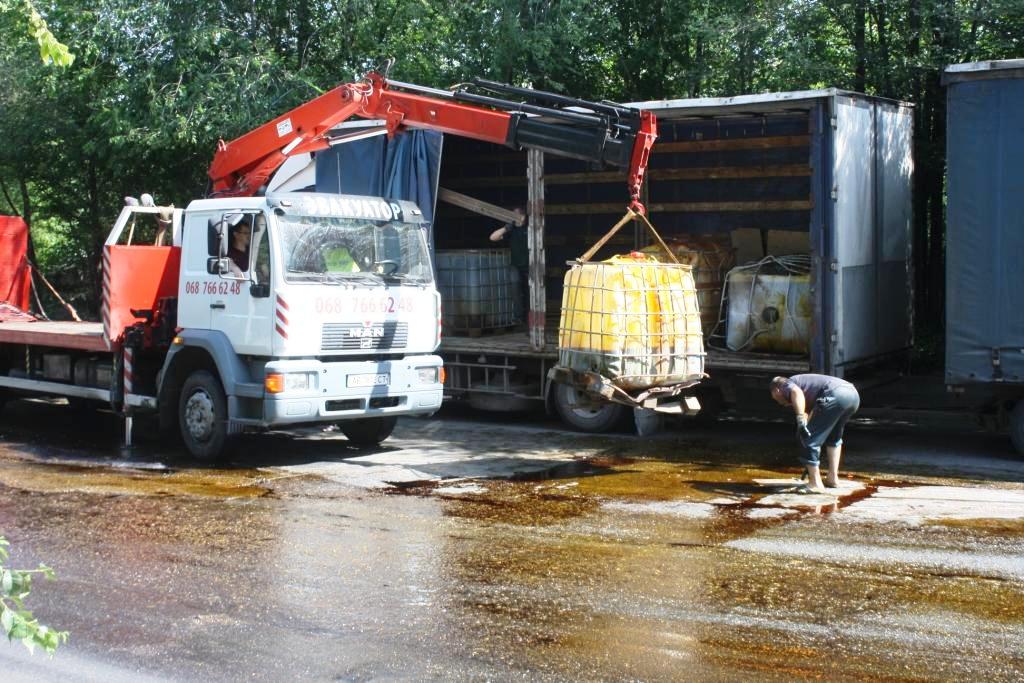 В Запорожье из грузовика выпали емкости с коагулянтом: вещество разлилось по дороге - ФОТО