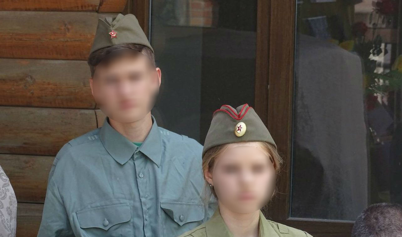 В Запорожье детей из воскресной школы на День Победы нарядили в армейские пилотки с запрещенной символикой - ФОТО