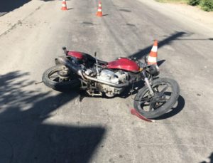 В Запорожье мотоциклист разбился насмерть в ДТП с легковушкой - ФОТО (18+)