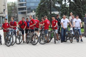 Четыре тысячи велосипедистов приняли участие в областной велоэстафете ко Дню памяти и примирения - ФОТО