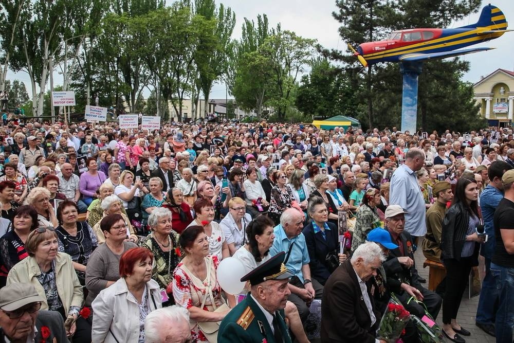 Мотопробег, праздничный концерт и фейерверк: как запорожцы отметили День Победы в парке Климова - ФОТО