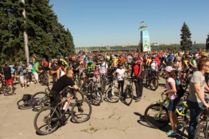 В Запорожье тысячи жителей города пересели на велосипед и преодолели 15-километровый маршрут велодня - ФОТО