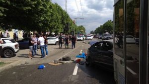 В центре Запорожья произошло масштабное ДТП: столкнулись 10 автомобилей и муниципальный автобус - ФОТО