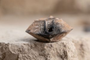 Израильские археологи обнаружили редкий тысячелетний амулет - ФОТО