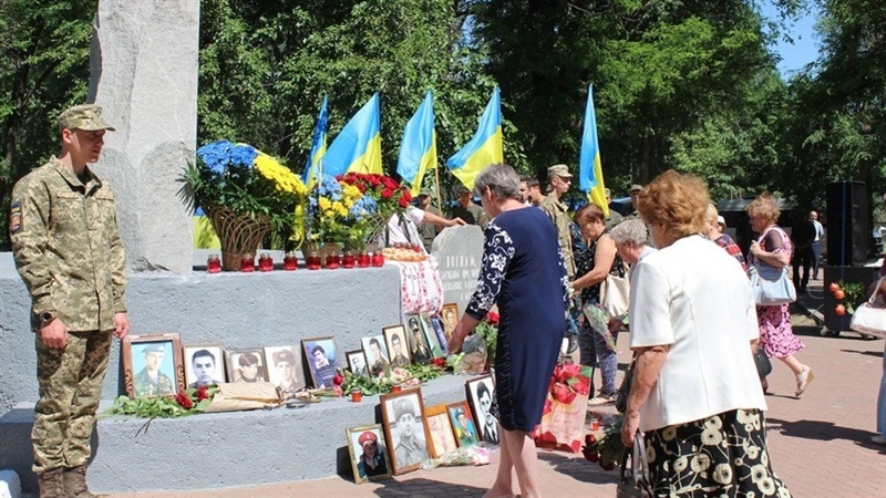Запорожцы почтили память военнослужащих, погибших в мирное время - ФОТО
