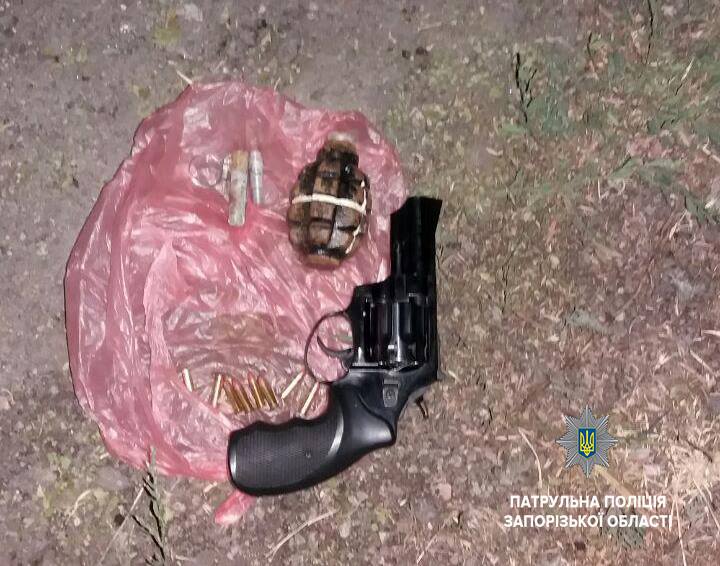 В Запорожье патрульные задержали владельца «Таврии», который катался с гранатой и пистолетом в руках – ФОТО