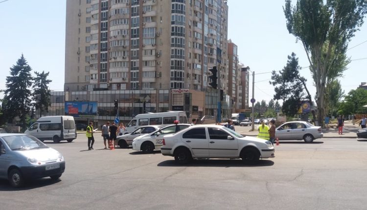 В центре Запорожья автомобиль сбил пешехода:  есть пострадавшие – ФОТО