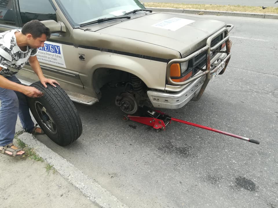 Запорожскому блогеру и волонтеру неизвестные порезали шины на автомобиле – ФОТО