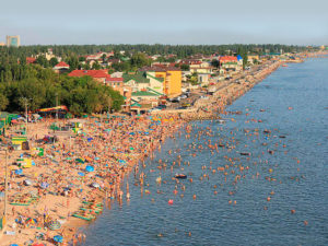 На пляже популярного запорожского курорта скончалась женщина