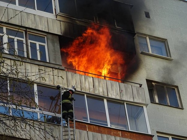 В Шевченковском районе Запорожья тушили пожар в пятиэтажном доме