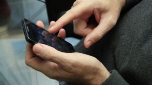 Паспорт РФ не рятує: окупанти перевіряють телефони людей у Запорізькій області