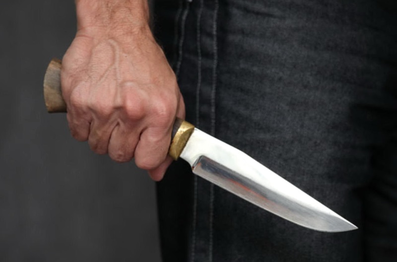 В Запорожской области 19-летнего военнослужащего на улице пырнули ножом в живот