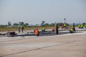 Реконструкция взлетно-посадочной полосы и новое оборудование: в Запорожье полным ходом идет ремонт аэропорта - ФОТО