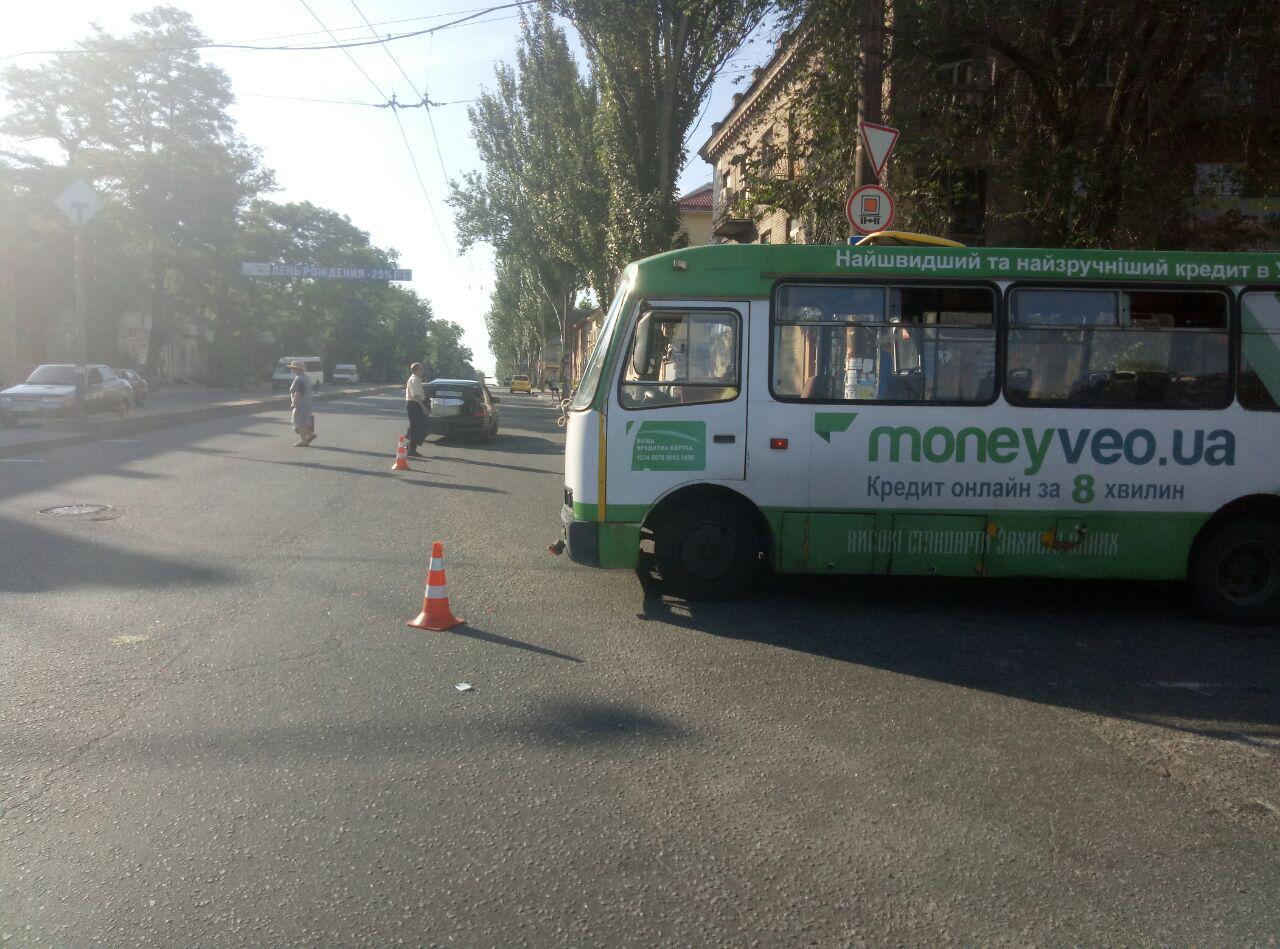 В Запорожье автобус с пассажирами попал в ДТП на перекрестке – ФОТО
