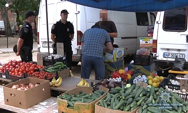 В Запорожье правоохранители устроили рейд по местам стихийной торговли и изъяли у коммерсантов овощи, фрукты и бытовую химию - ФОТО