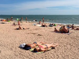 В Запорожской области на пляже обокрали отдыхающую