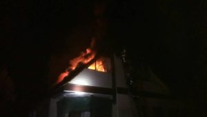 В Запорожье горел двухэтажный жилой дом: есть пострадавший - ФОТО