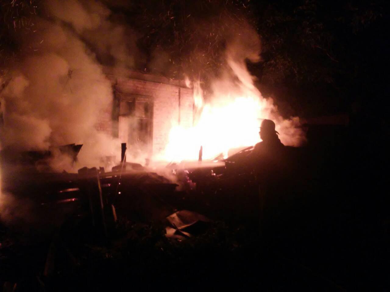 В Запорожье ночью горел жилой дом: пожар тушили несколько часов - ФОТО