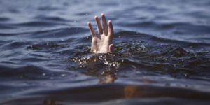 На запорожском курорте отдыхающие, катаясь на катамаране, обнаружили в море тело мужчины
