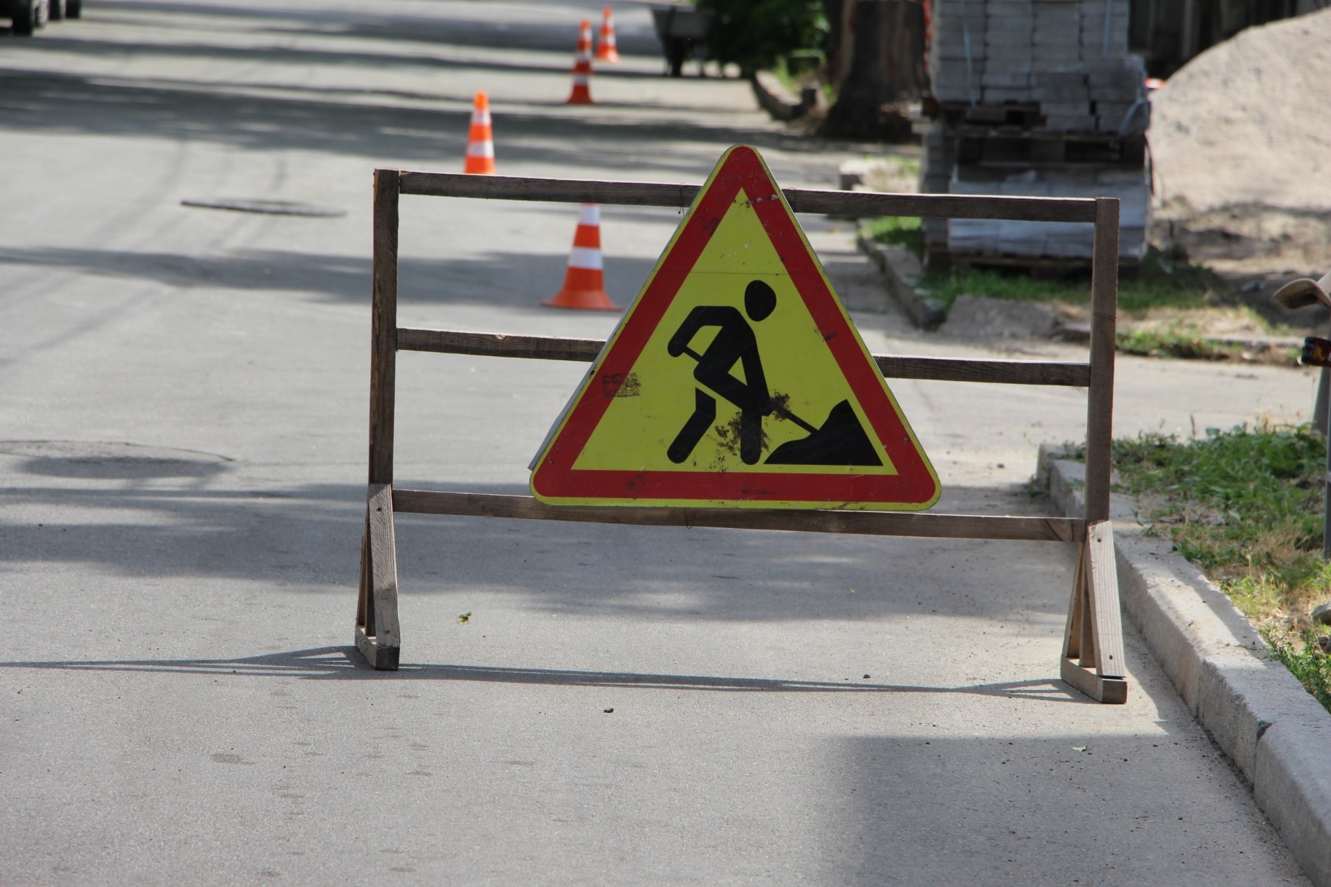 В Запорожье продолжают ремонтировать тротуары - ФОТО