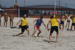 На популярном запорожском курорте стартовал чемпионат по пляжному футболу - ФОТО