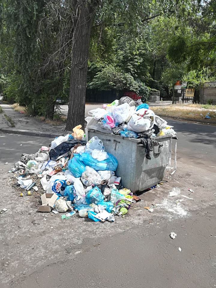 Жители Запорожья жалуются на исчезновение мусорных баков во дворах домов – ФОТО