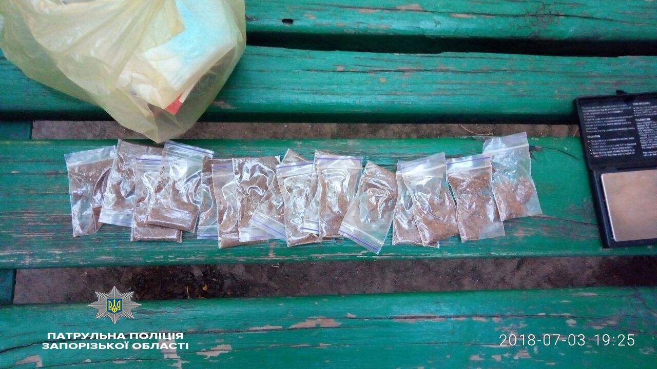 В Запорожье злоумышленники при виде патрульных пытались спрятать пакеты с наркотиками в урну – ФОТО