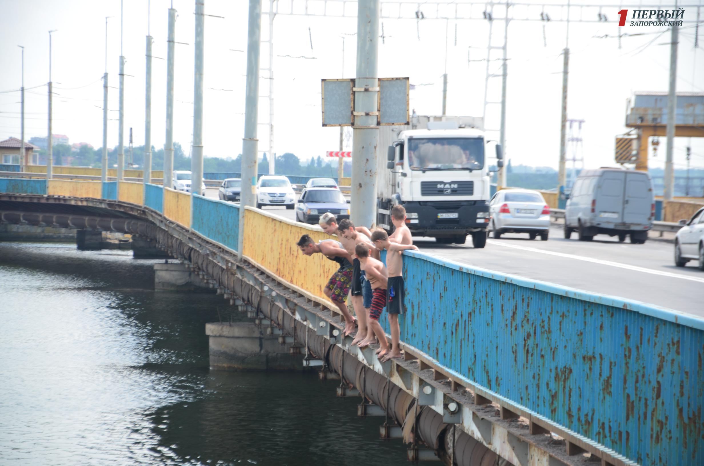 Опасное развлечение: в Запорожье подростки прыгают с моста ДнепроГЭСа - ФОТО
