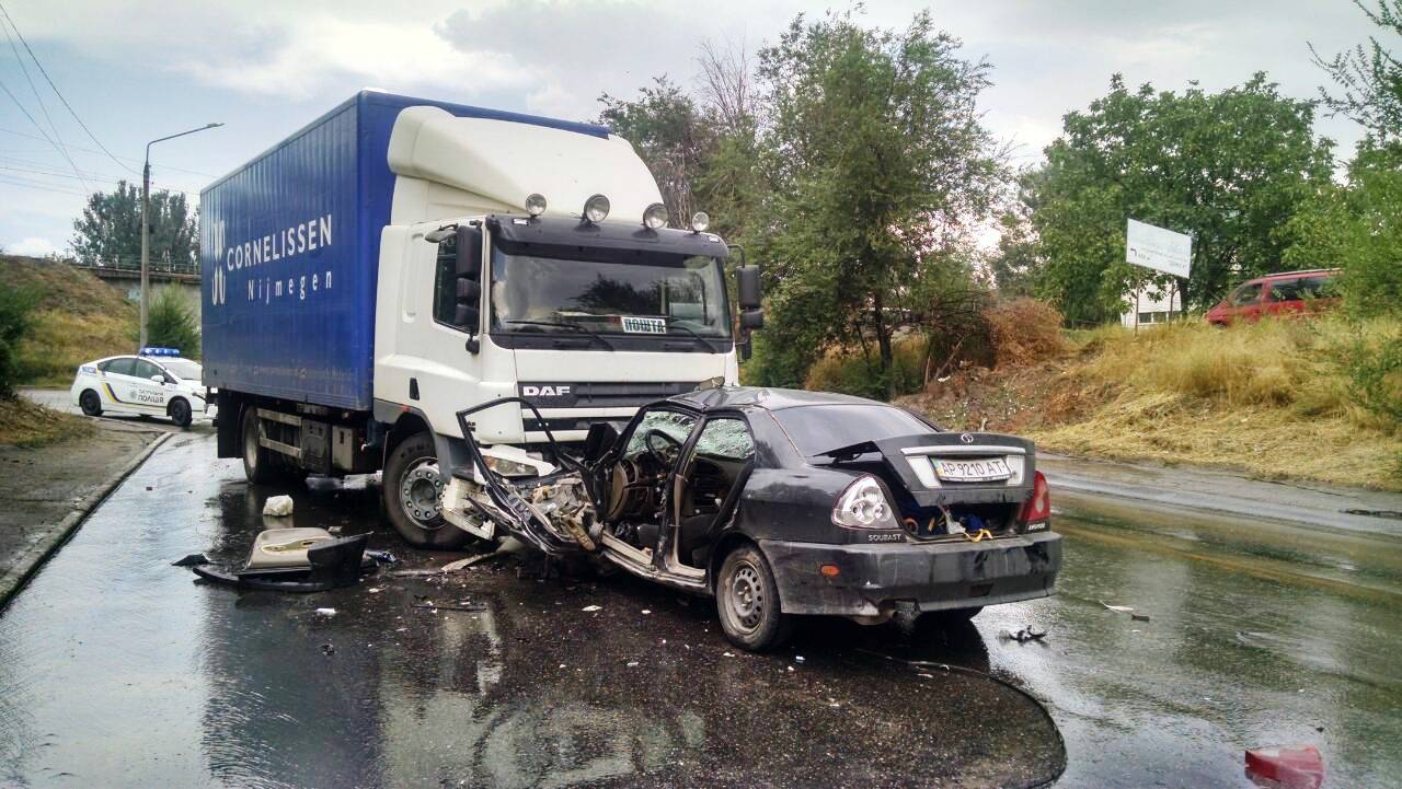 В запорожской больнице скончался водитель легковушки, врезавшейся в грузовик на трассе