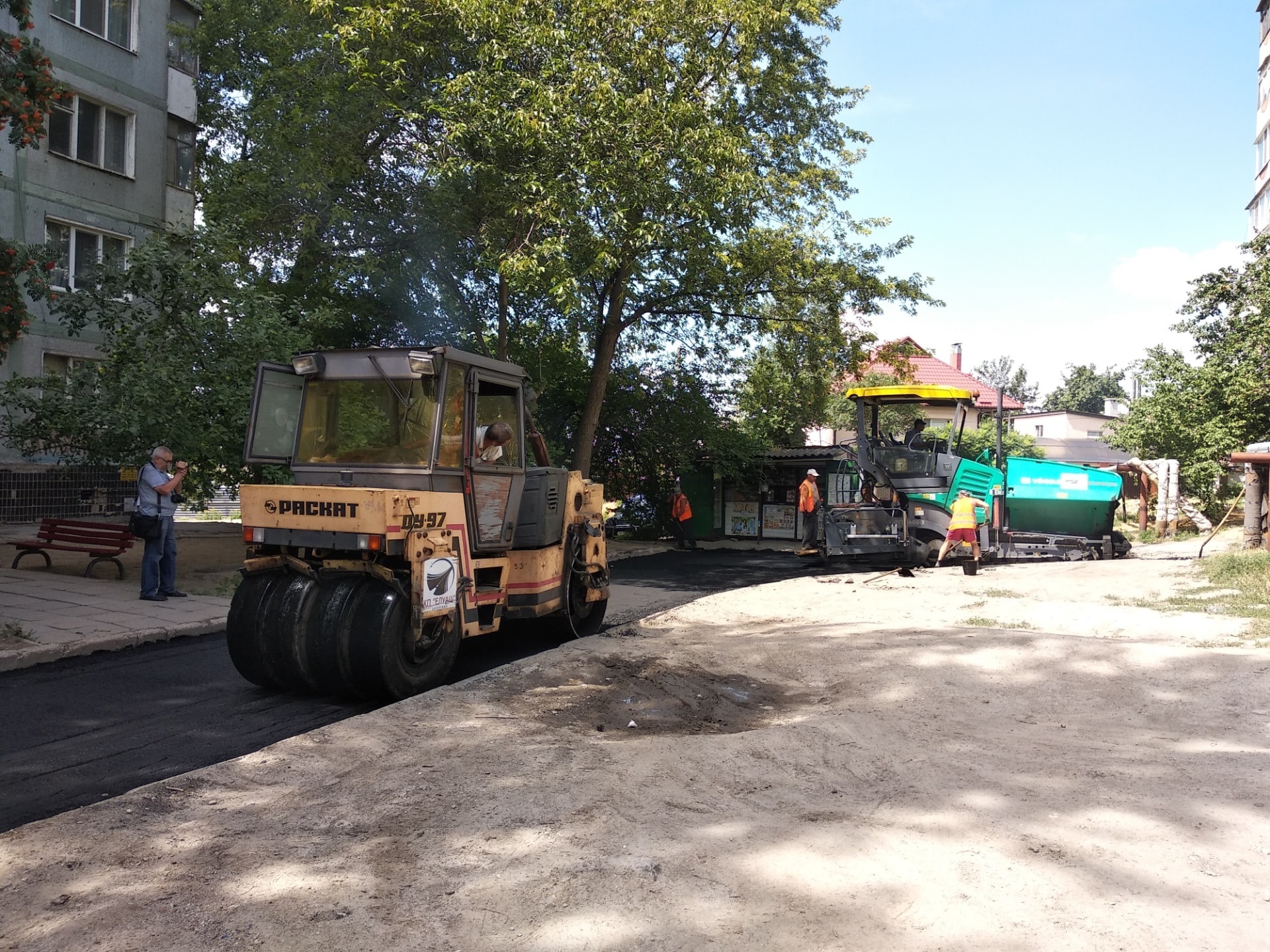 В спальном районе Запорожья ремонтируют внутриквартальные дороги - ФОТО