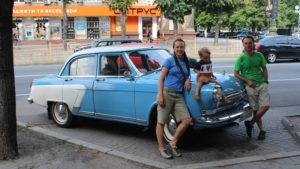 Семейное путешествие по Украине и Европе: Запорожье посетили туристы на голубом ретроавтомобиле - ФОТО