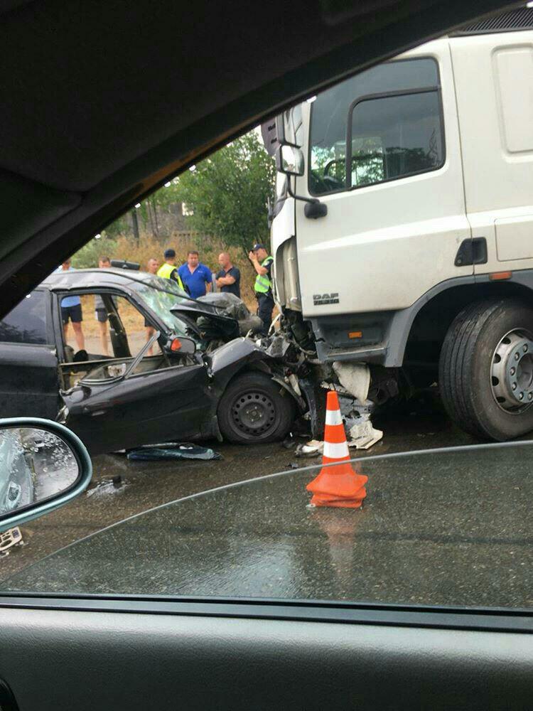 В Запорожье грузовик столкнулся с легковушкой: есть пострадавшие – ФОТО