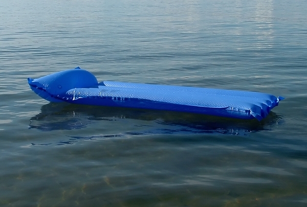 В Приморске троих отдыхающих уносило в море на надувном матрасе